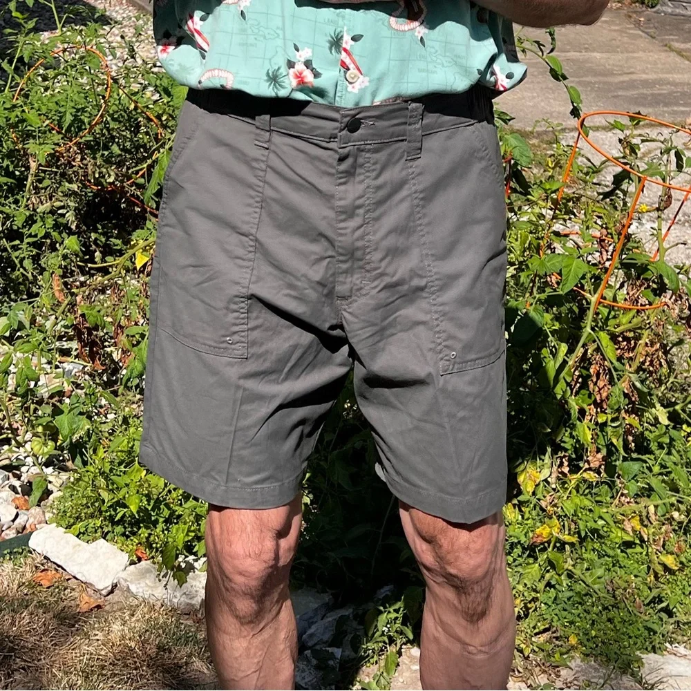 - Wrangler Sz 34 Gray Cargo Outdoor Trail Shorts! NEW!
